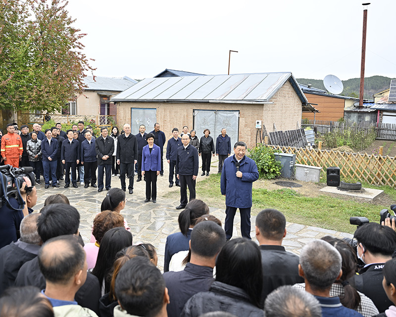 9月6日至8日，中共中央總書(shū)記、國(guó)家主席、中央軍委主席習(xí)近平在黑龍江考察。這是6日下午，習(xí)近平在大興安嶺地區(qū)漠河市北極村考察時(shí)，同當(dāng)?shù)厝罕娪H切交流。