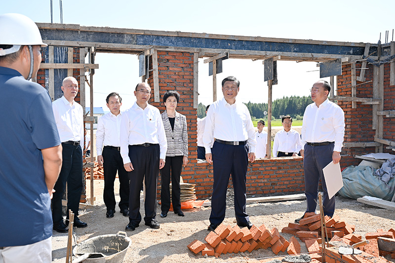 9月6日至8日，中共中央總書(shū)記、國(guó)家主席、中央軍委主席習(xí)近平在黑龍江考察。這是7日上午，習(xí)近平在遭受洪澇災(zāi)害的哈爾濱尚志市老街基鄉(xiāng)龍王廟村，察看水毀房屋重建情況。
